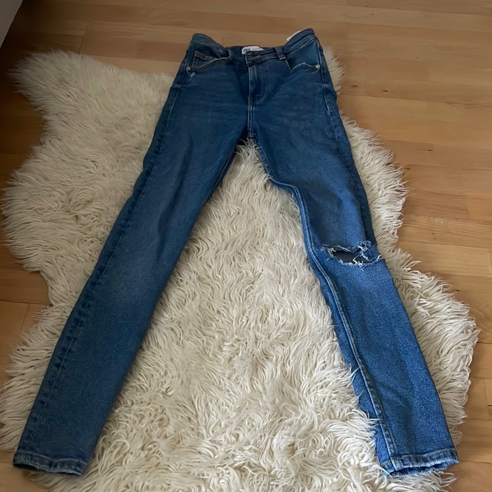 Zara ripped knee skinny jeans size 2